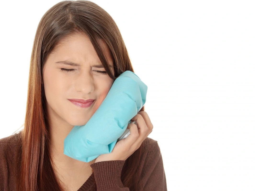 Chườm lạnh lên vùng má tương ứng với răng bị ê buốt có thể giảm sưng và đau